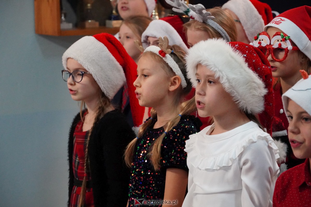 Kolędowanie i kiermasz świąteczny w SP nr 5 [14.12.2023] - zdjęcie #87 - eOstroleka.pl