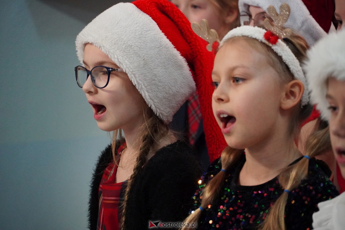 Kolędowanie i kiermasz świąteczny w SP nr 5 [14.12.2023] - zdjęcie #86 - eOstroleka.pl
