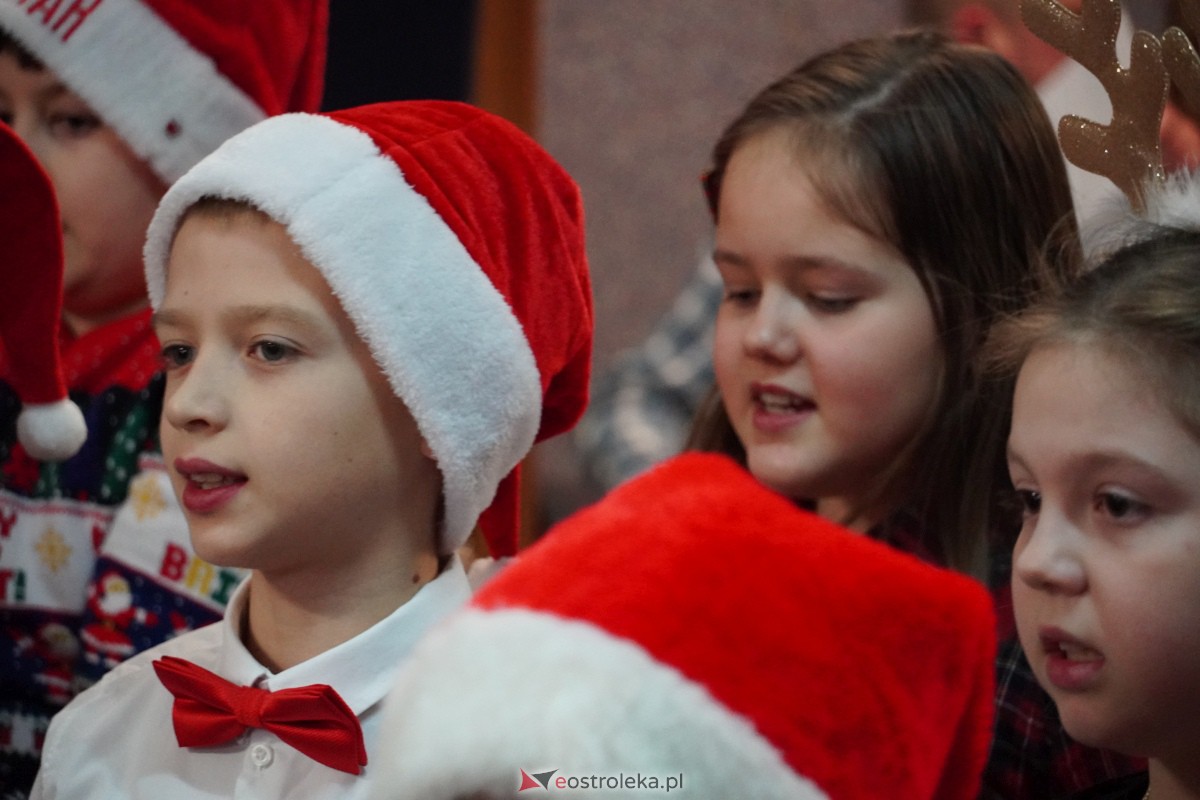 Kolędowanie i kiermasz świąteczny w SP nr 5 [14.12.2023] - zdjęcie #85 - eOstroleka.pl
