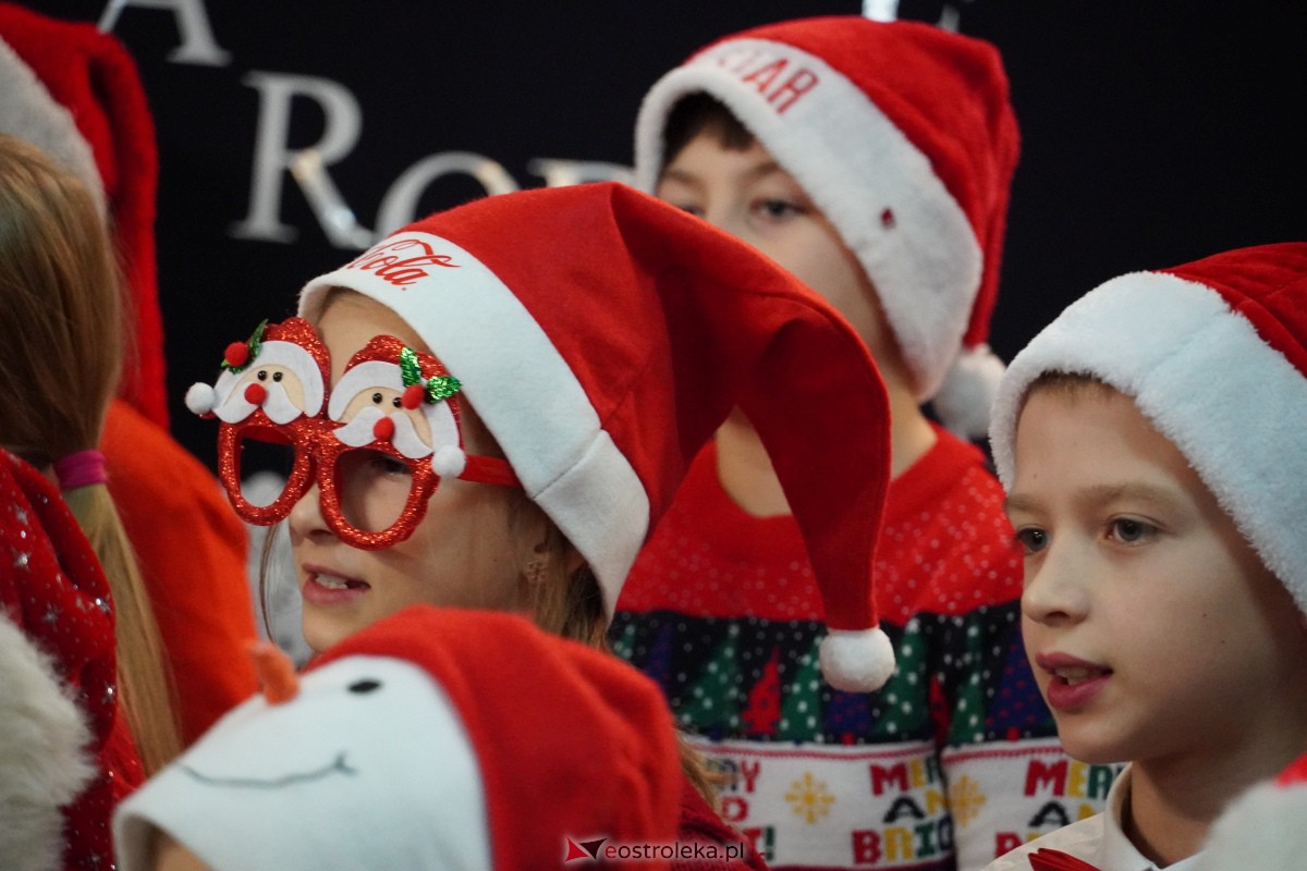 Kolędowanie i kiermasz świąteczny w SP nr 5 [14.12.2023] - zdjęcie #84 - eOstroleka.pl
