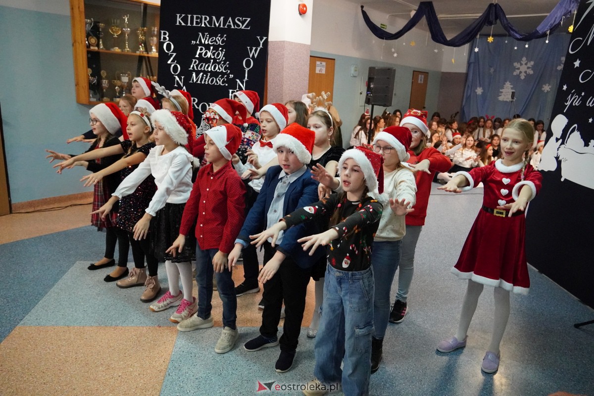 Kolędowanie i kiermasz świąteczny w SP nr 5 [14.12.2023] - zdjęcie #83 - eOstroleka.pl