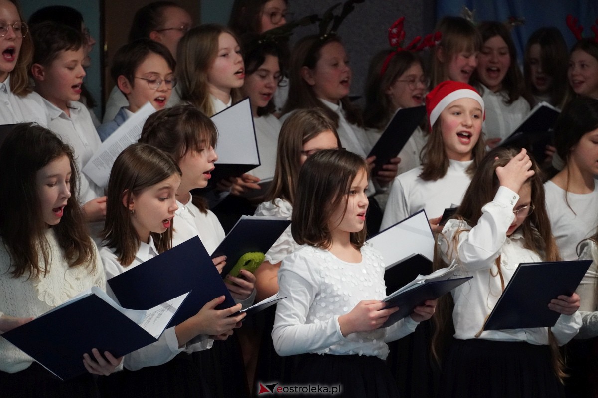 Kolędowanie i kiermasz świąteczny w SP nr 5 [14.12.2023] - zdjęcie #79 - eOstroleka.pl
