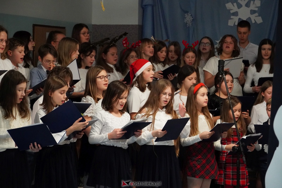 Kolędowanie i kiermasz świąteczny w SP nr 5 [14.12.2023] - zdjęcie #77 - eOstroleka.pl