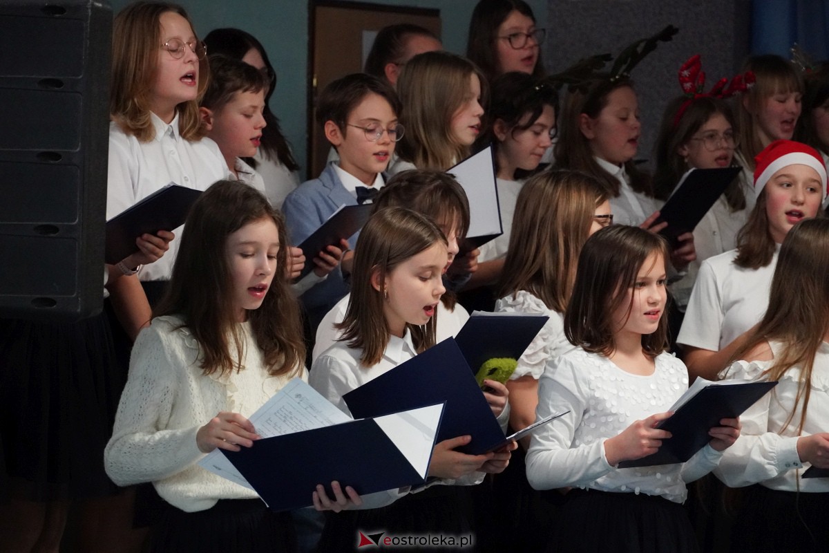 Kolędowanie i kiermasz świąteczny w SP nr 5 [14.12.2023] - zdjęcie #75 - eOstroleka.pl