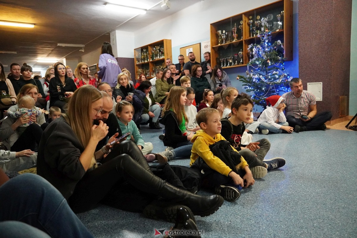 Kolędowanie i kiermasz świąteczny w SP nr 5 [14.12.2023] - zdjęcie #74 - eOstroleka.pl