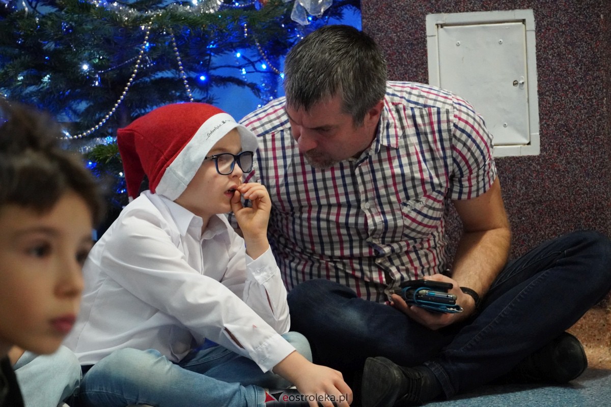 Kolędowanie i kiermasz świąteczny w SP nr 5 [14.12.2023] - zdjęcie #73 - eOstroleka.pl
