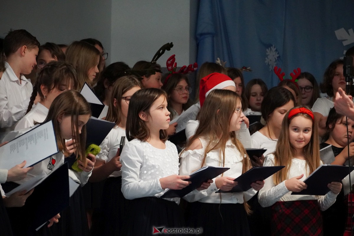 Kolędowanie i kiermasz świąteczny w SP nr 5 [14.12.2023] - zdjęcie #72 - eOstroleka.pl