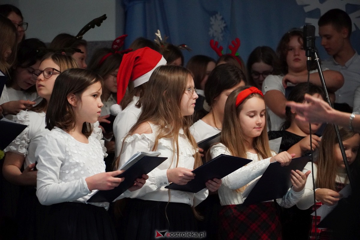 Kolędowanie i kiermasz świąteczny w SP nr 5 [14.12.2023] - zdjęcie #71 - eOstroleka.pl