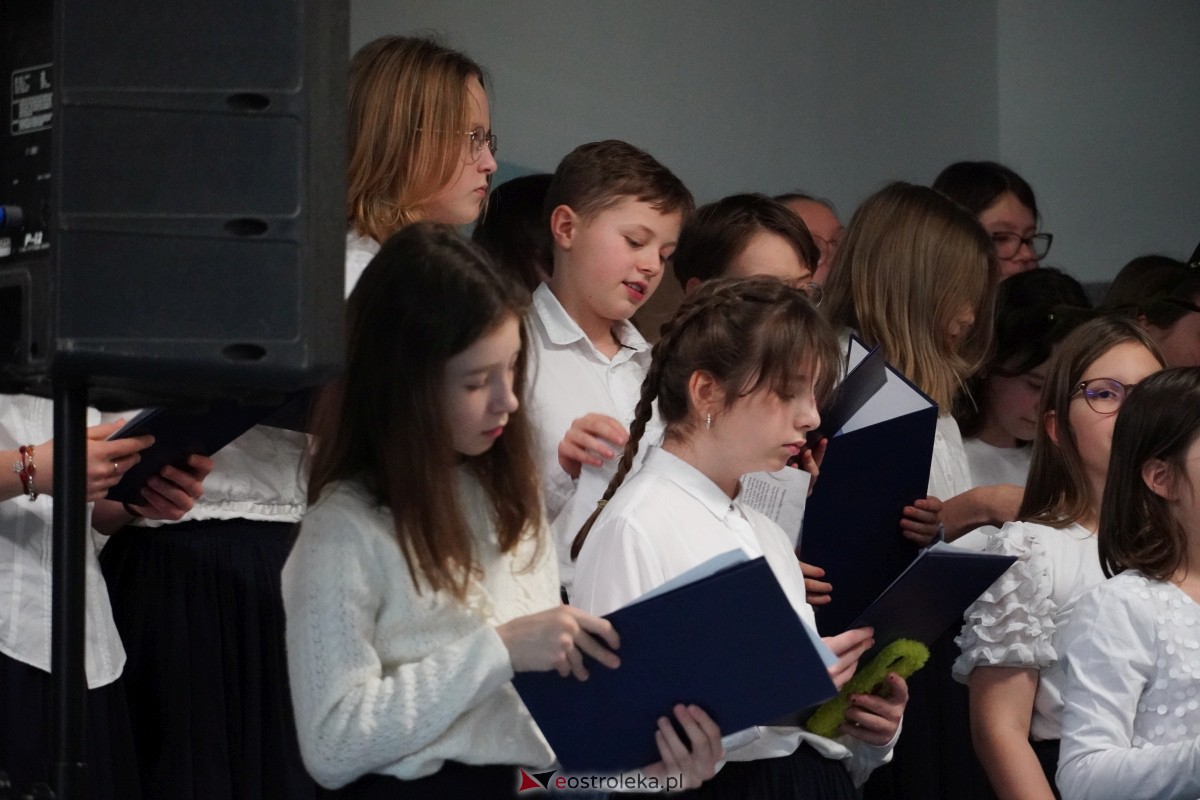 Kolędowanie i kiermasz świąteczny w SP nr 5 [14.12.2023] - zdjęcie #70 - eOstroleka.pl