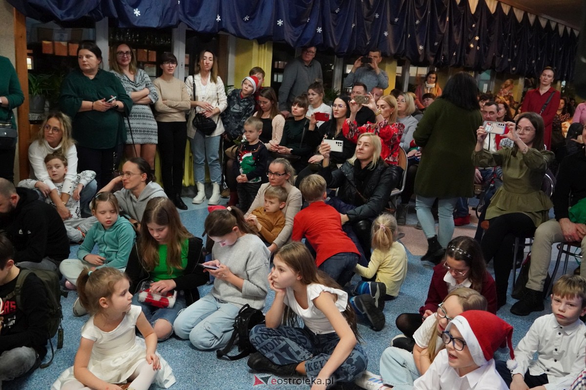 Kolędowanie i kiermasz świąteczny w SP nr 5 [14.12.2023] - zdjęcie #65 - eOstroleka.pl