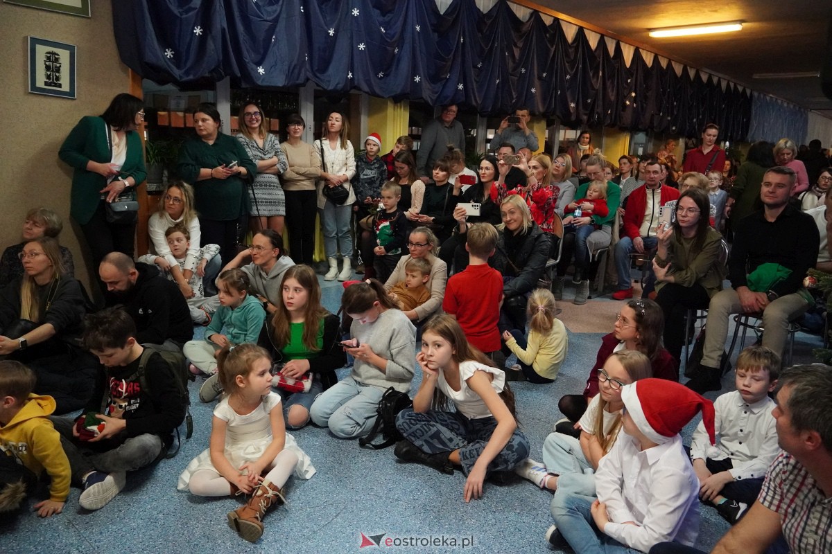 Kolędowanie i kiermasz świąteczny w SP nr 5 [14.12.2023] - zdjęcie #64 - eOstroleka.pl