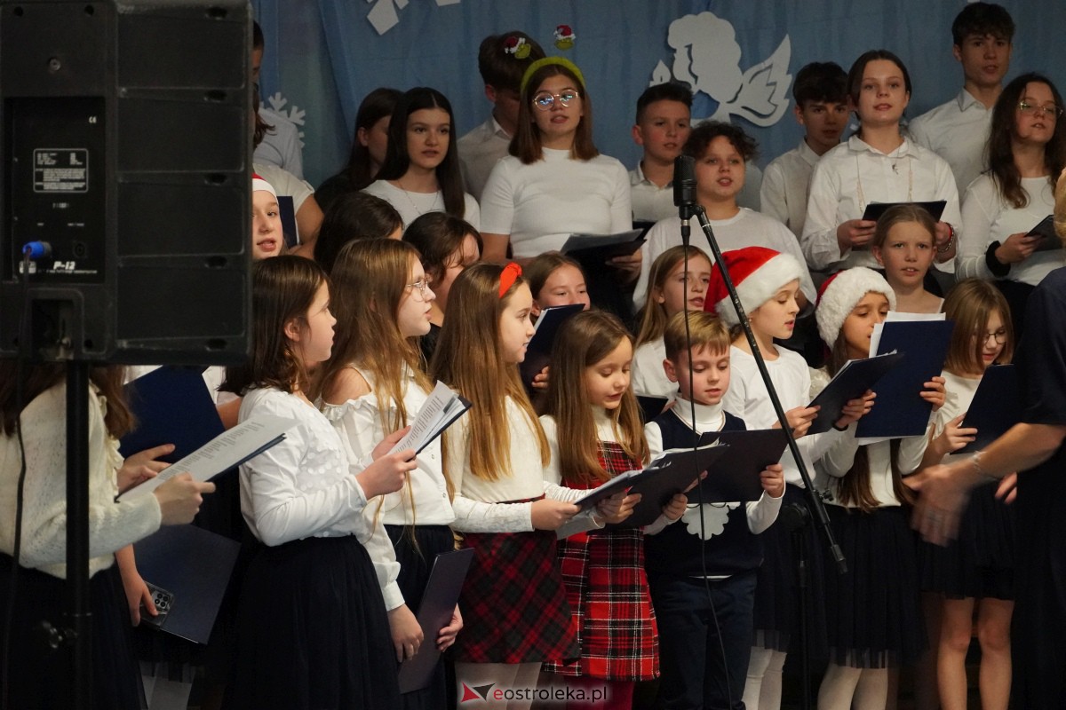 Kolędowanie i kiermasz świąteczny w SP nr 5 [14.12.2023] - zdjęcie #62 - eOstroleka.pl