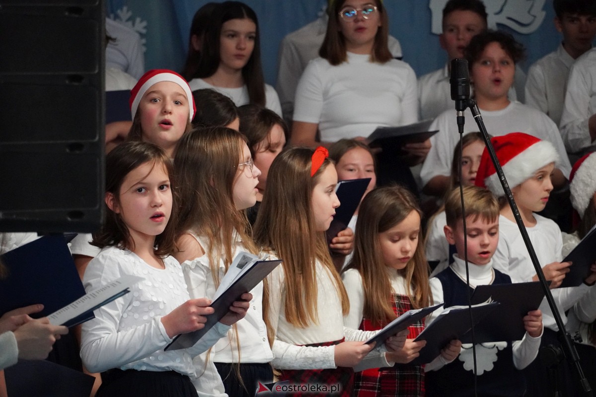 Kolędowanie i kiermasz świąteczny w SP nr 5 [14.12.2023] - zdjęcie #61 - eOstroleka.pl