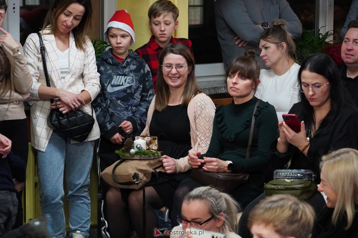 Kolędowanie i kiermasz świąteczny w SP nr 5 [14.12.2023] - zdjęcie #60 - eOstroleka.pl