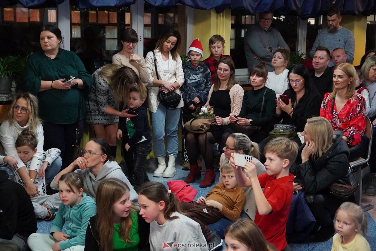 Kolędowanie i kiermasz świąteczny w SP nr 5 [14.12.2023] - zdjęcie #59 - eOstroleka.pl