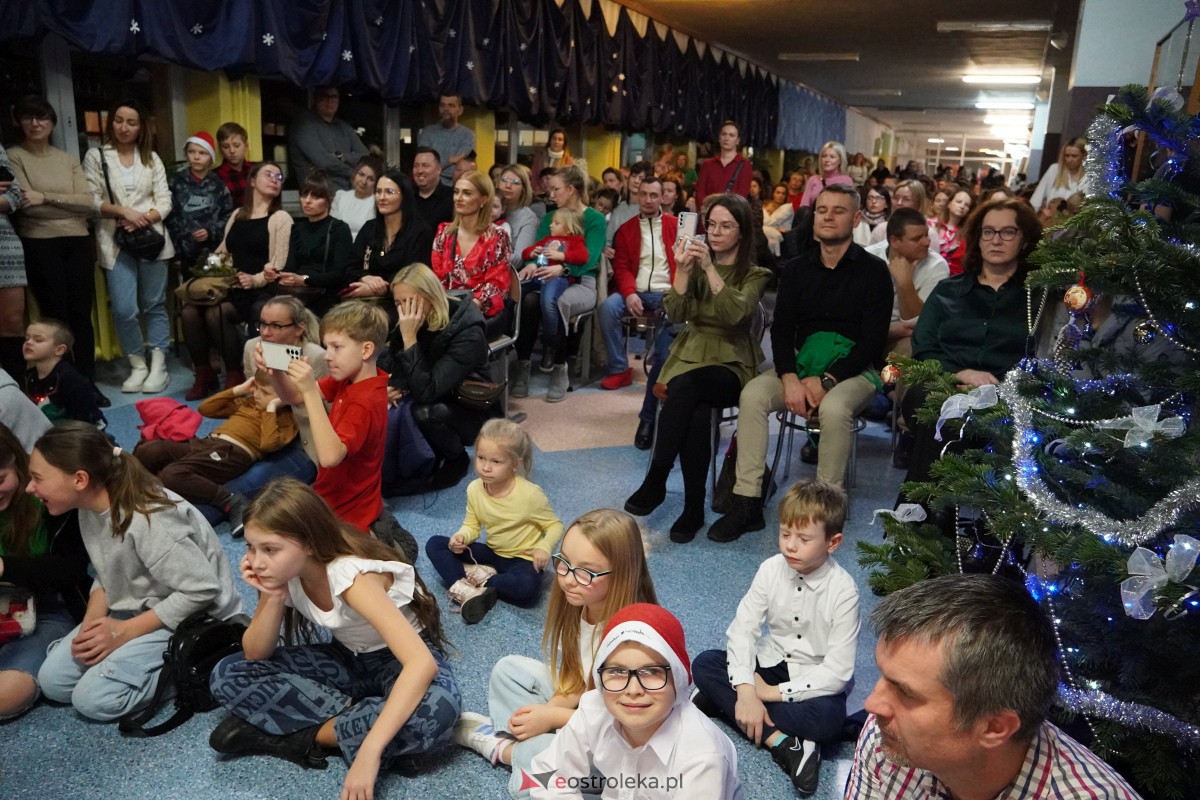 Kolędowanie i kiermasz świąteczny w SP nr 5 [14.12.2023] - zdjęcie #57 - eOstroleka.pl