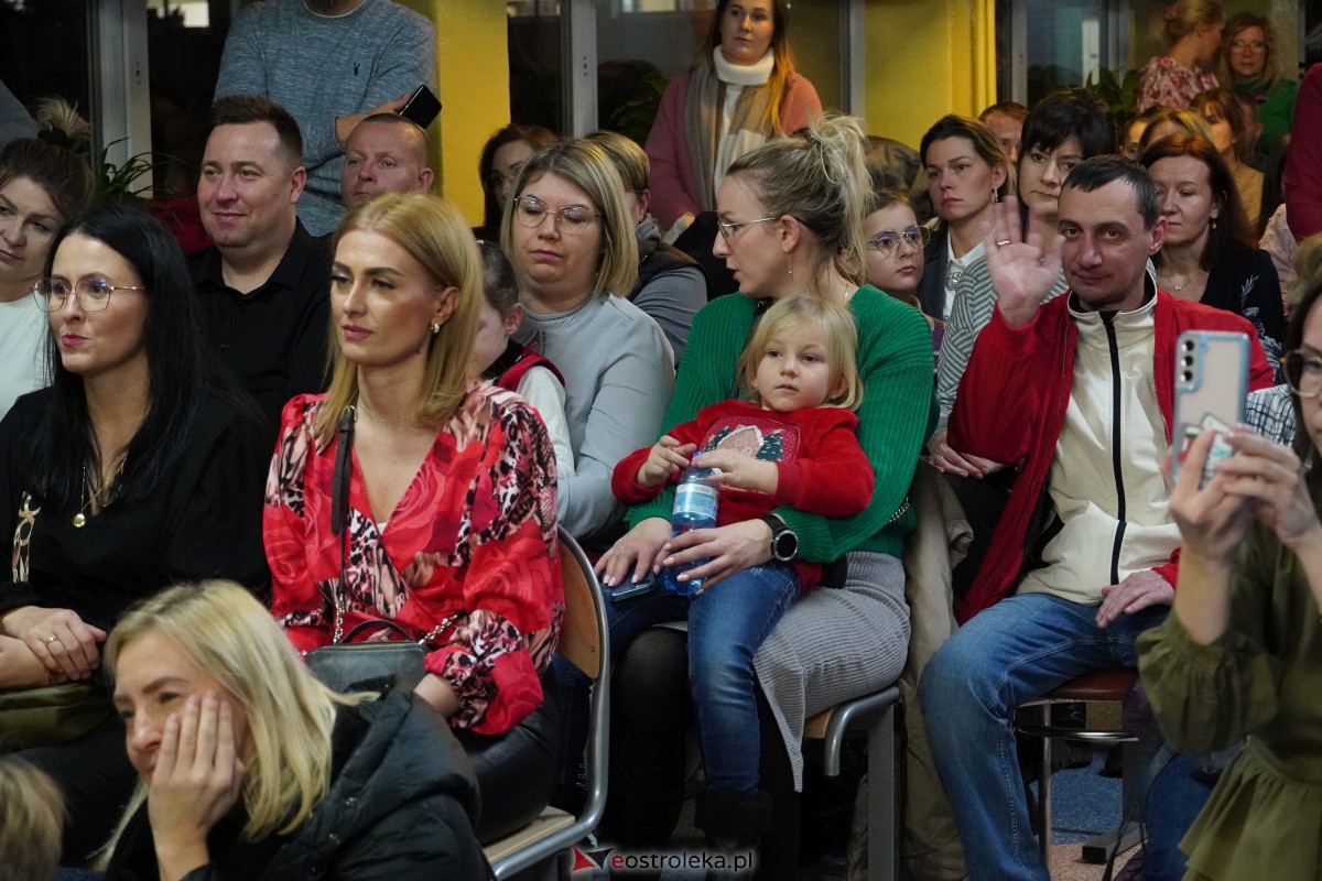 Kolędowanie i kiermasz świąteczny w SP nr 5 [14.12.2023] - zdjęcie #56 - eOstroleka.pl