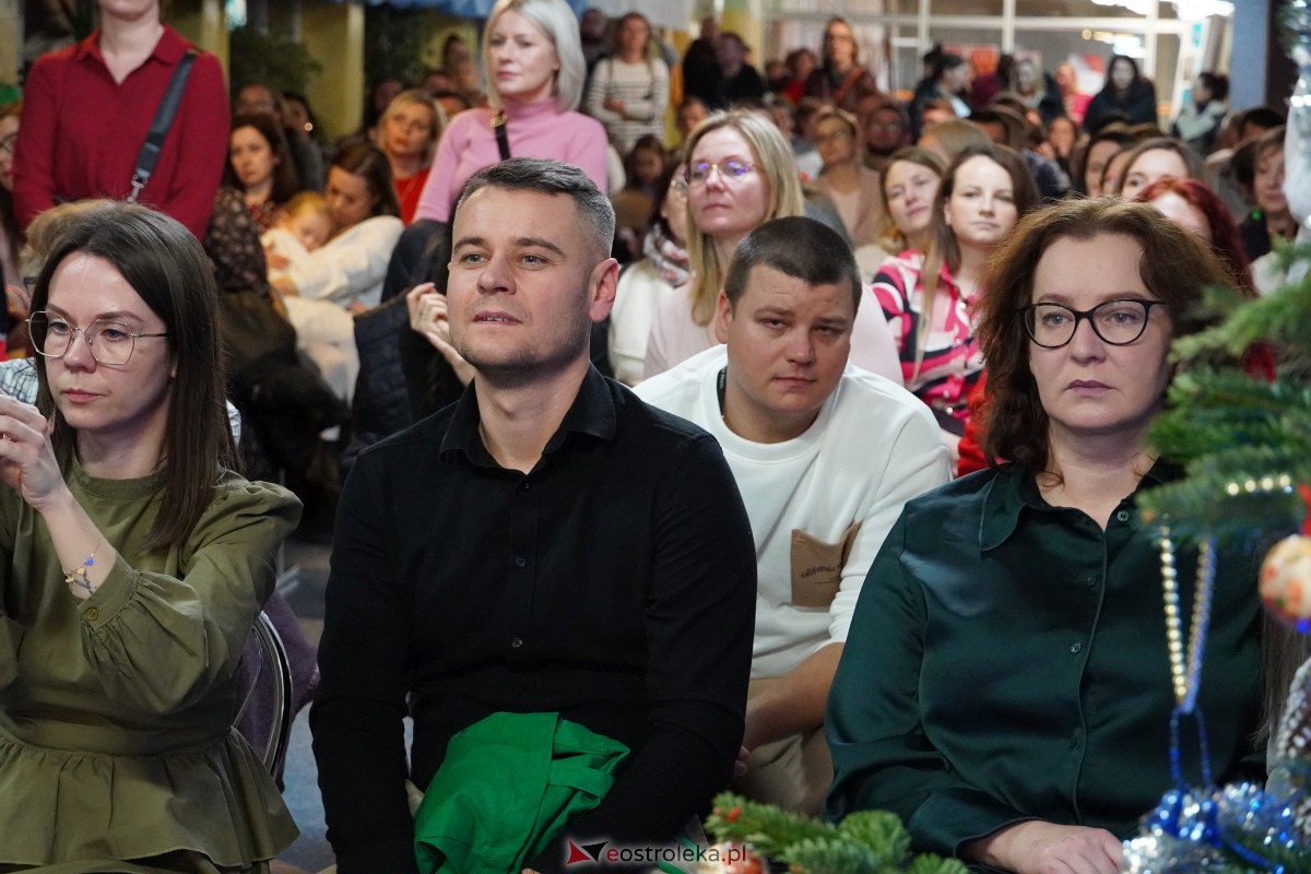 Kolędowanie i kiermasz świąteczny w SP nr 5 [14.12.2023] - zdjęcie #55 - eOstroleka.pl