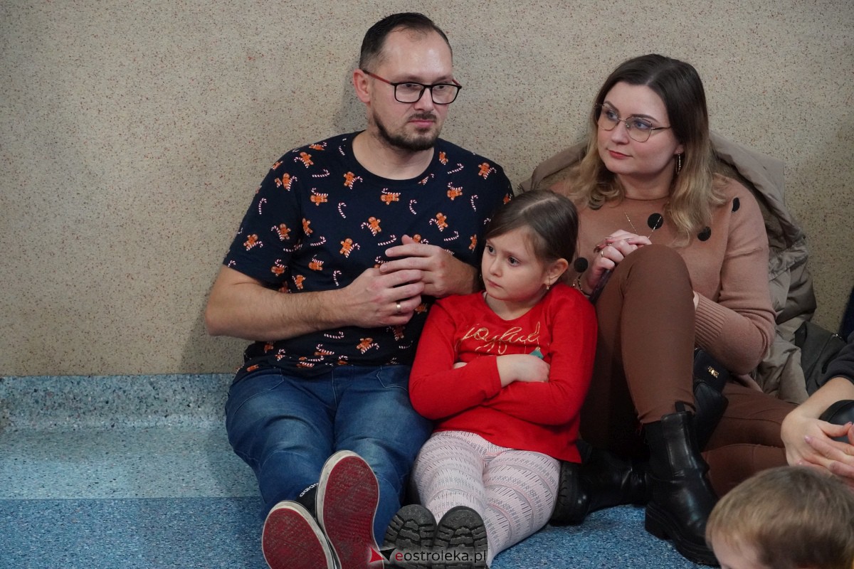 Kolędowanie i kiermasz świąteczny w SP nr 5 [14.12.2023] - zdjęcie #54 - eOstroleka.pl