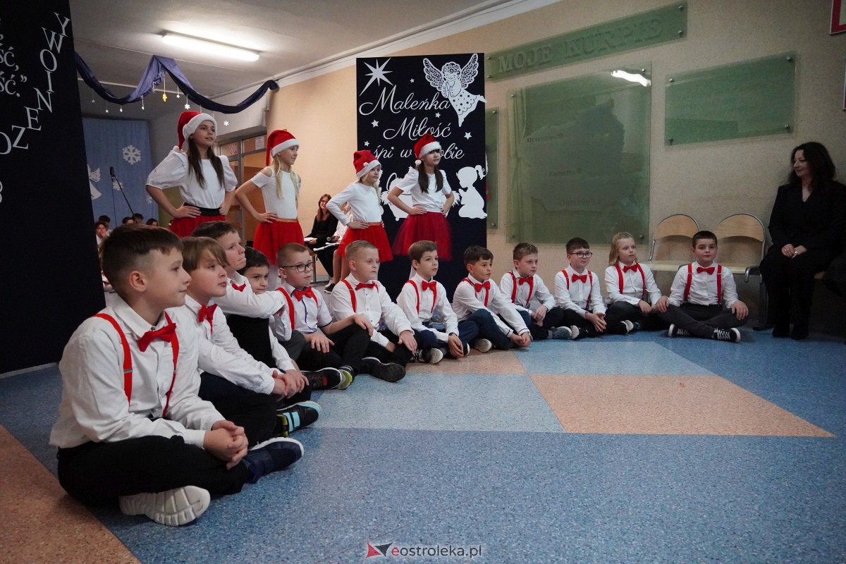 Kolędowanie i kiermasz świąteczny w SP nr 5 [14.12.2023] - zdjęcie #52 - eOstroleka.pl