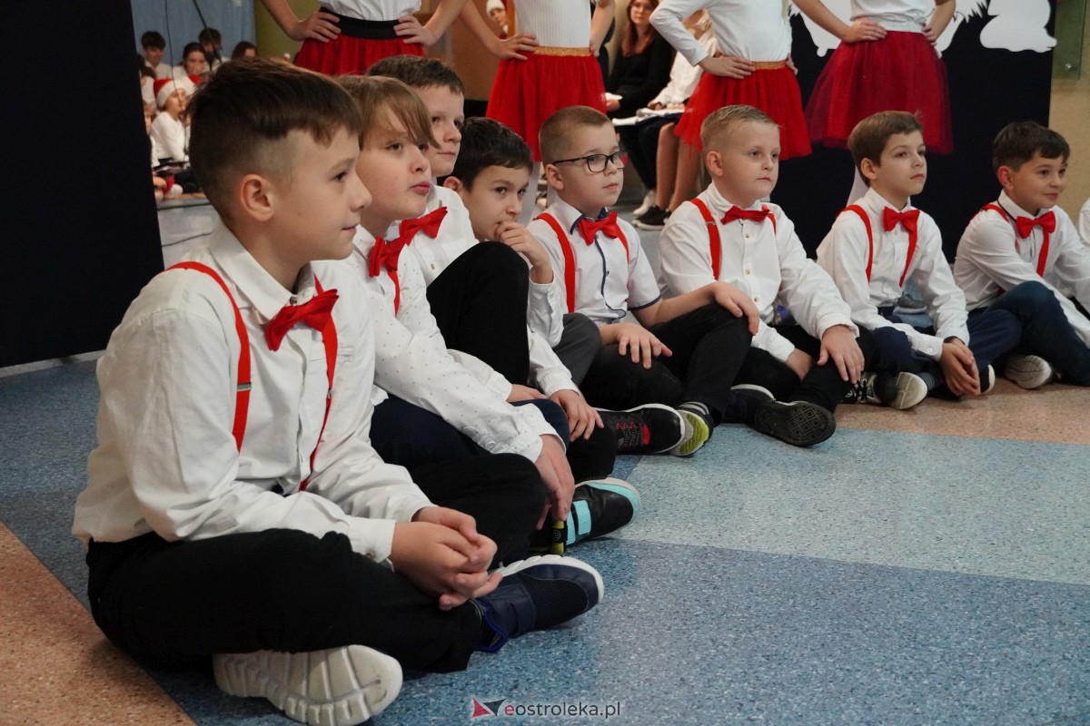 Kolędowanie i kiermasz świąteczny w SP nr 5 [14.12.2023] - zdjęcie #51 - eOstroleka.pl
