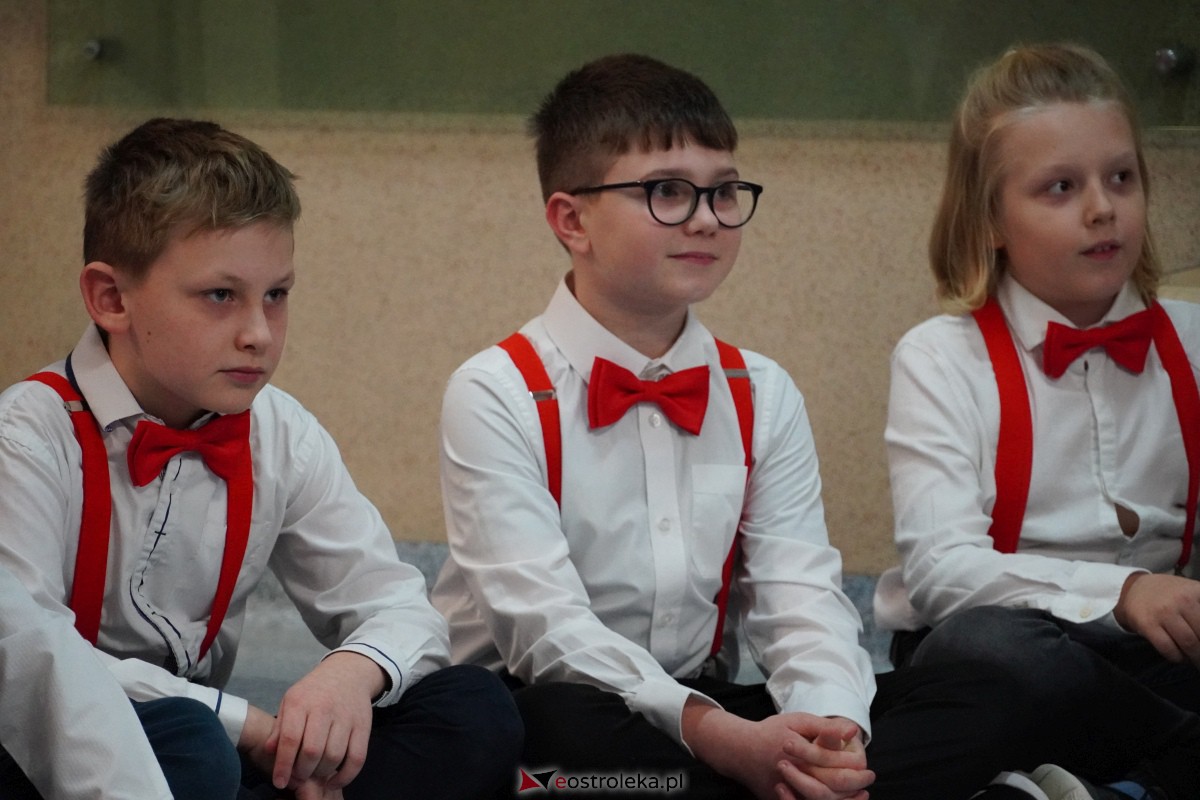 Kolędowanie i kiermasz świąteczny w SP nr 5 [14.12.2023] - zdjęcie #49 - eOstroleka.pl