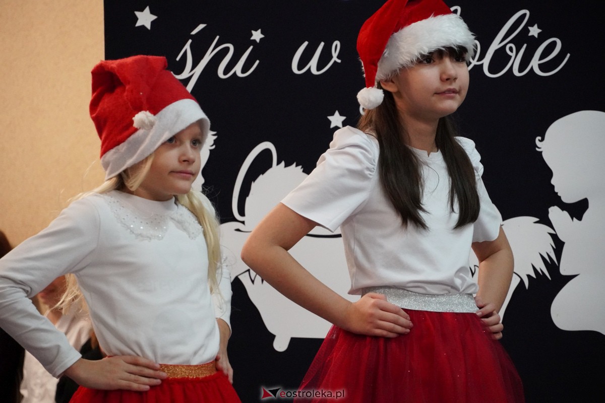 Kolędowanie i kiermasz świąteczny w SP nr 5 [14.12.2023] - zdjęcie #48 - eOstroleka.pl
