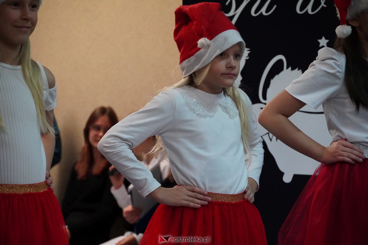 Kolędowanie i kiermasz świąteczny w SP nr 5 [14.12.2023] - zdjęcie #46 - eOstroleka.pl