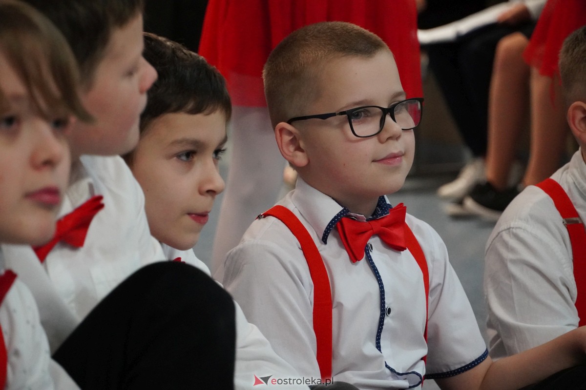 Kolędowanie i kiermasz świąteczny w SP nr 5 [14.12.2023] - zdjęcie #45 - eOstroleka.pl