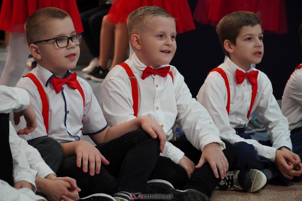 Kolędowanie i kiermasz świąteczny w SP nr 5 [14.12.2023] - zdjęcie #44 - eOstroleka.pl
