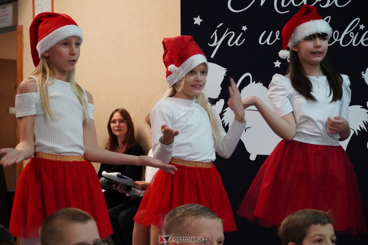 Kolędowanie i kiermasz świąteczny w SP nr 5 [14.12.2023] - zdjęcie #43 - eOstroleka.pl