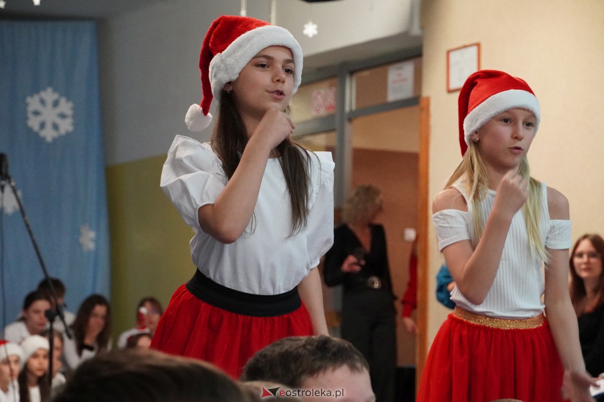Kolędowanie i kiermasz świąteczny w SP nr 5 [14.12.2023] - zdjęcie #42 - eOstroleka.pl