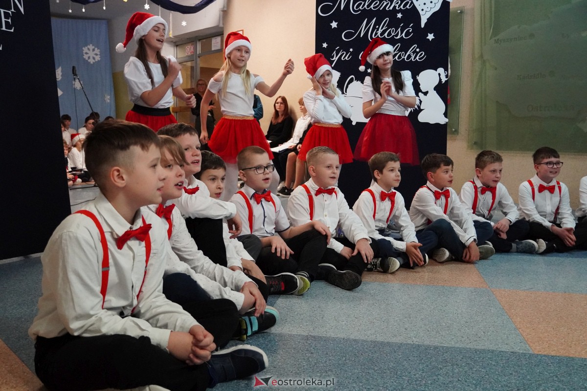 Kolędowanie i kiermasz świąteczny w SP nr 5 [14.12.2023] - zdjęcie #41 - eOstroleka.pl