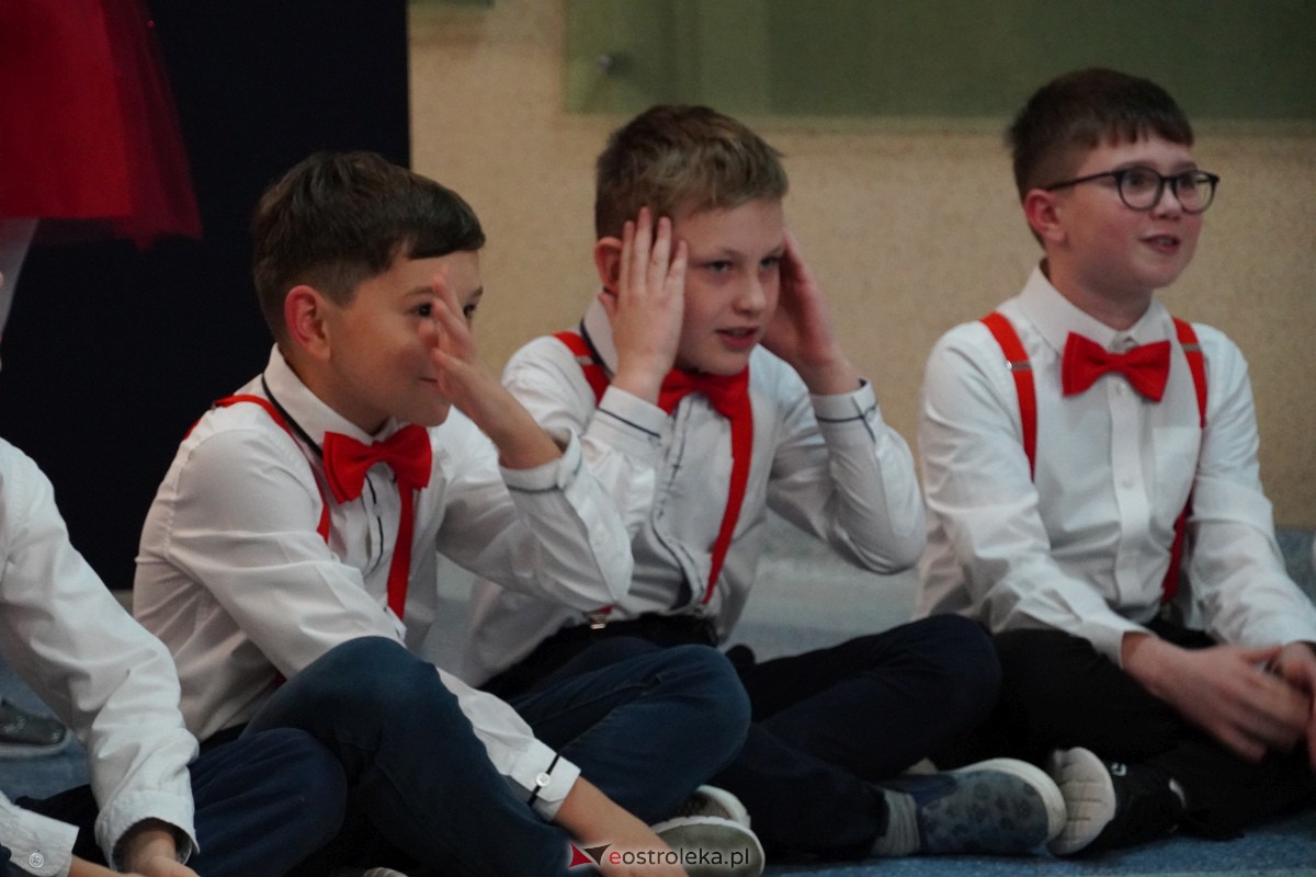 Kolędowanie i kiermasz świąteczny w SP nr 5 [14.12.2023] - zdjęcie #38 - eOstroleka.pl