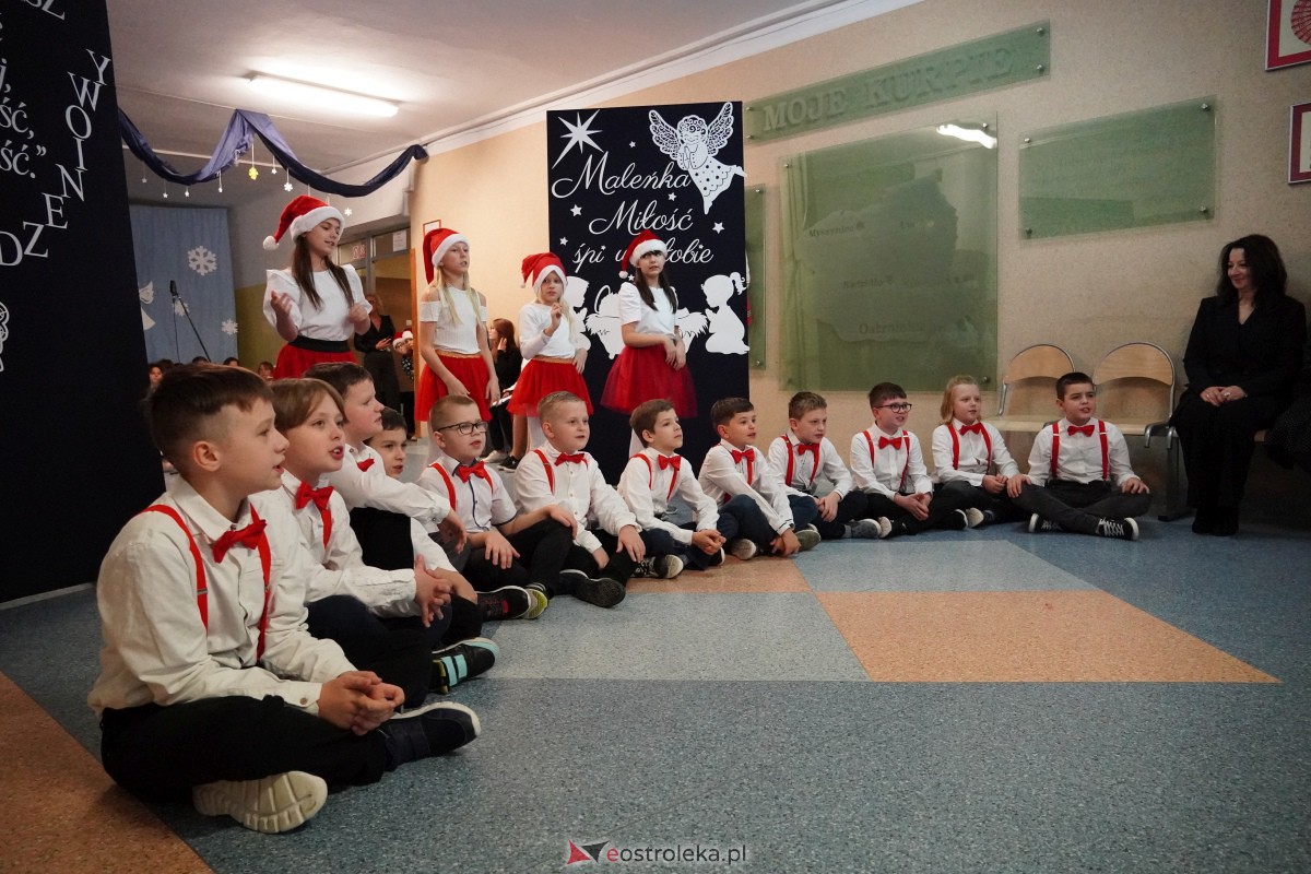 Kolędowanie i kiermasz świąteczny w SP nr 5 [14.12.2023] - zdjęcie #35 - eOstroleka.pl