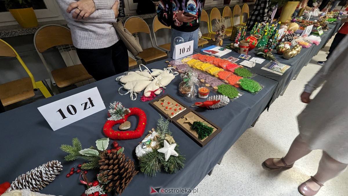 Kolędowanie i kiermasz świąteczny w SP nr 5 [14.12.2023] - zdjęcie #26 - eOstroleka.pl