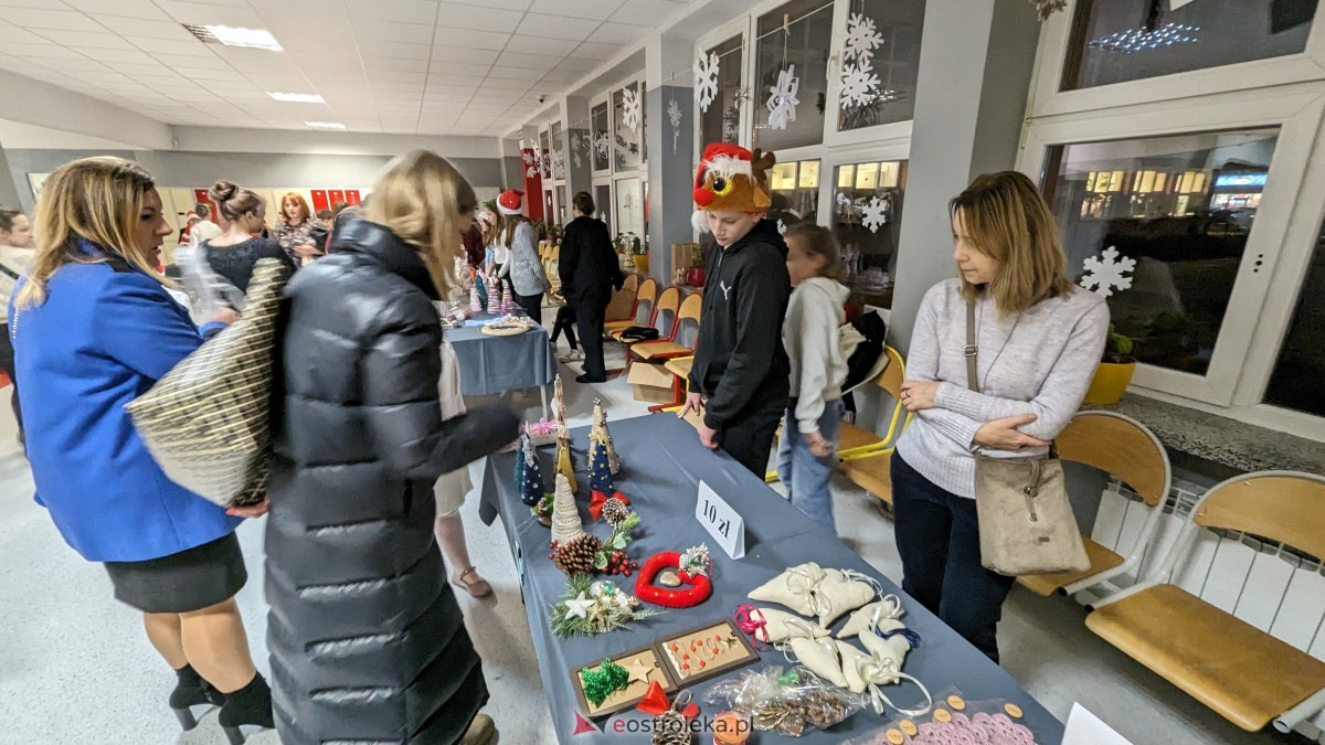 Kolędowanie i kiermasz świąteczny w SP nr 5 [14.12.2023] - zdjęcie #22 - eOstroleka.pl