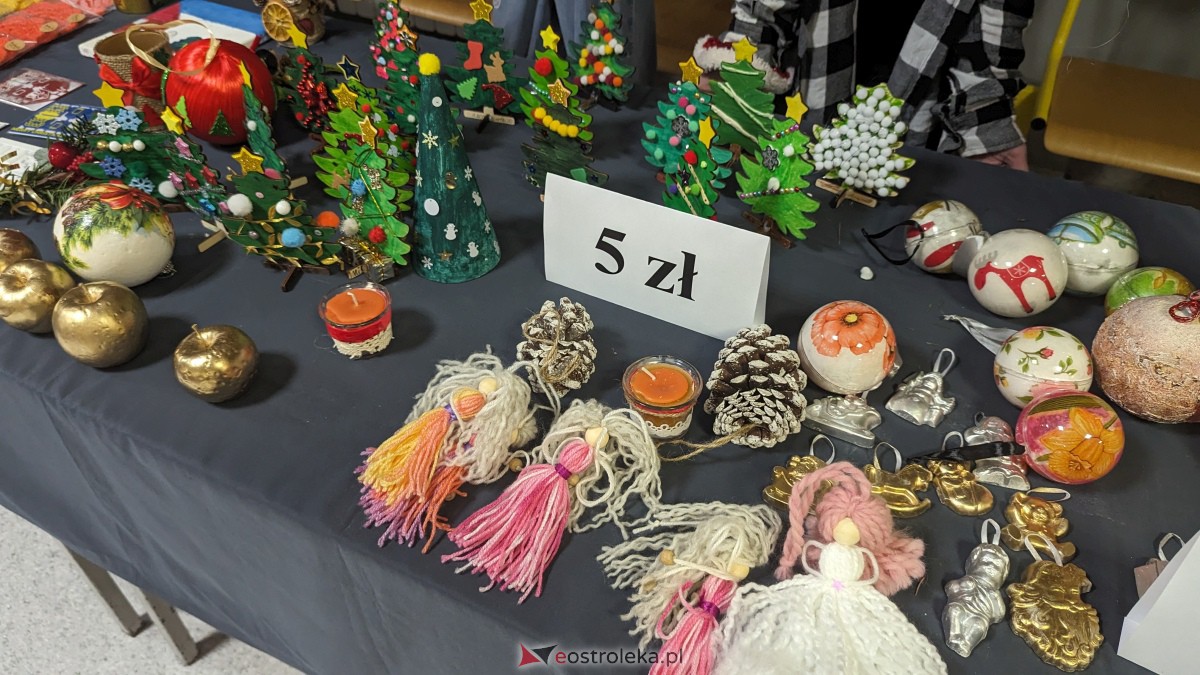 Kolędowanie i kiermasz świąteczny w SP nr 5 [14.12.2023] - zdjęcie #11 - eOstroleka.pl