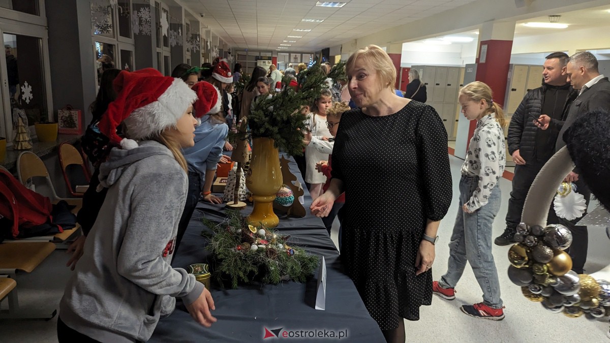 Kolędowanie i kiermasz świąteczny w SP nr 5 [14.12.2023] - zdjęcie #9 - eOstroleka.pl