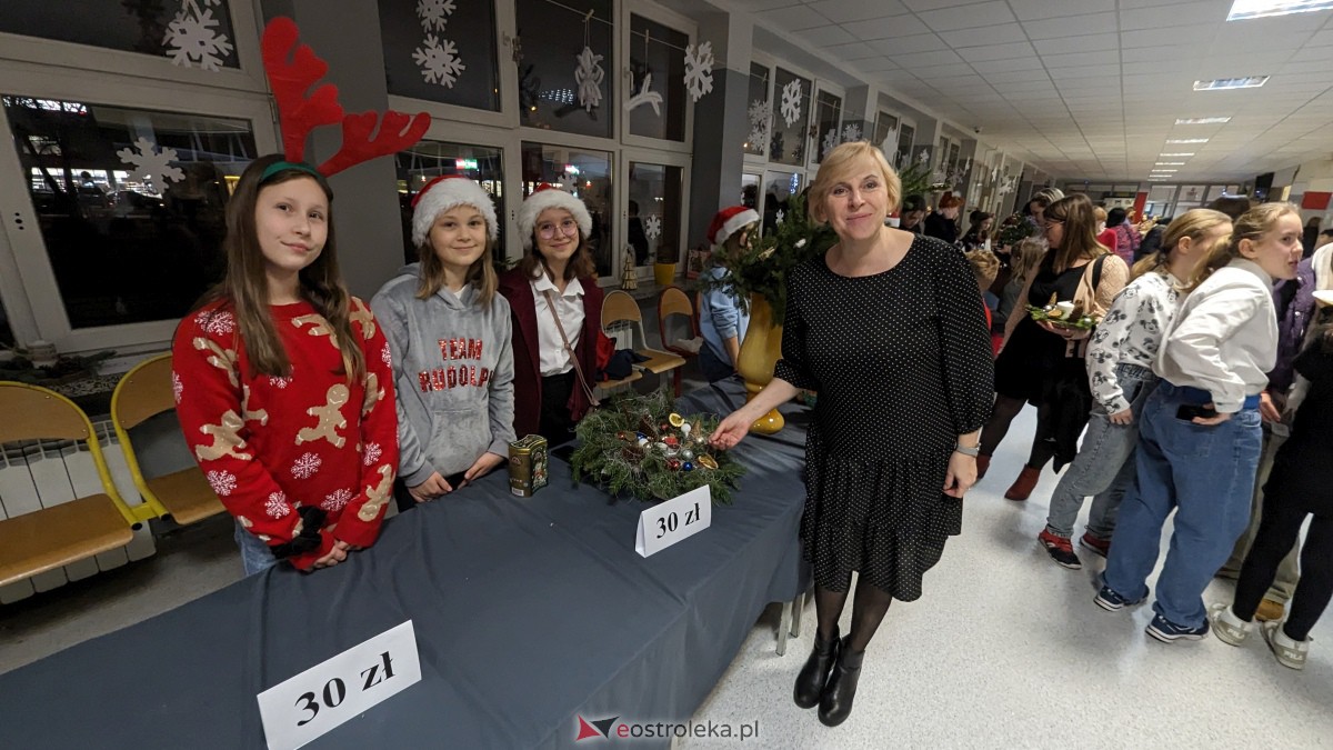 Kolędowanie i kiermasz świąteczny w SP nr 5 [14.12.2023] - zdjęcie #7 - eOstroleka.pl