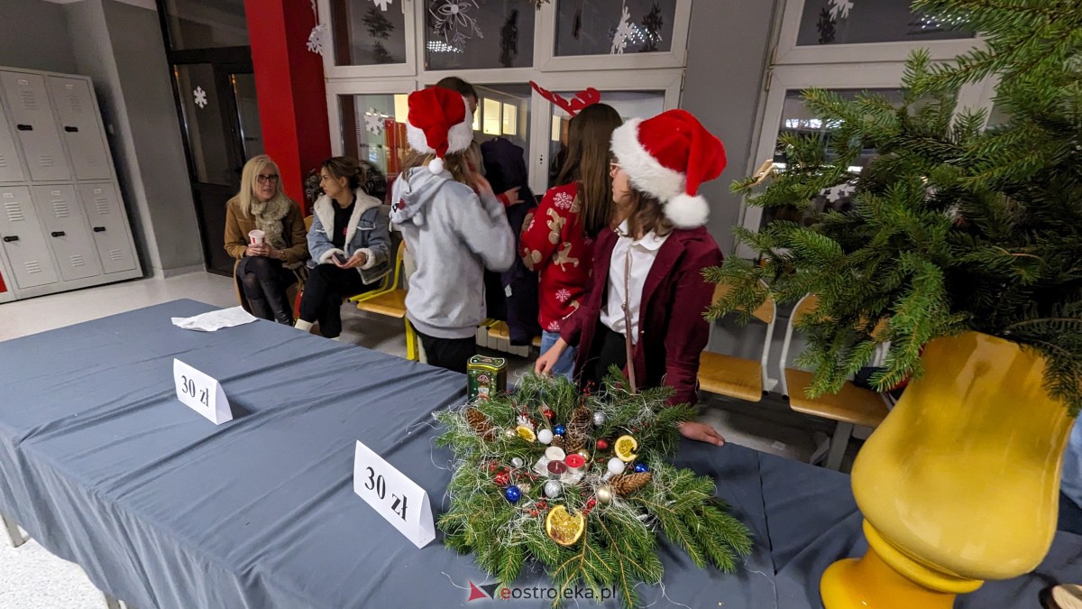 Kolędowanie i kiermasz świąteczny w SP nr 5 [14.12.2023] - zdjęcie #5 - eOstroleka.pl