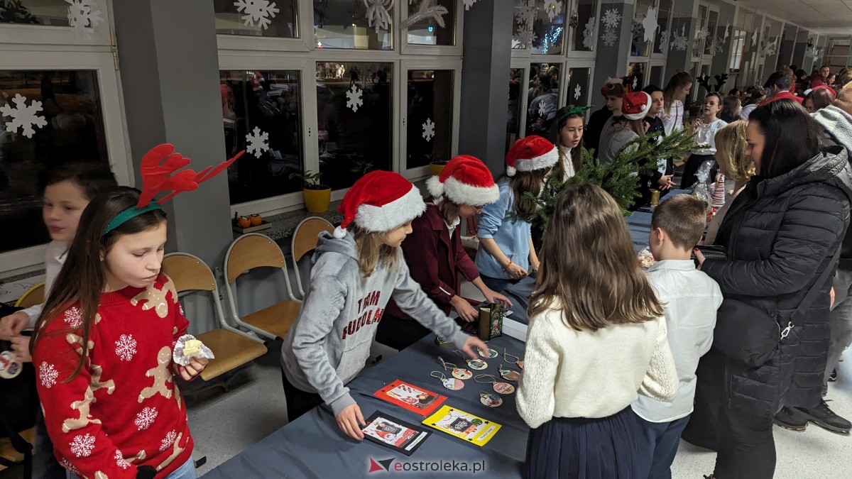 Kolędowanie i kiermasz świąteczny w SP nr 5 [14.12.2023] - zdjęcie #3 - eOstroleka.pl