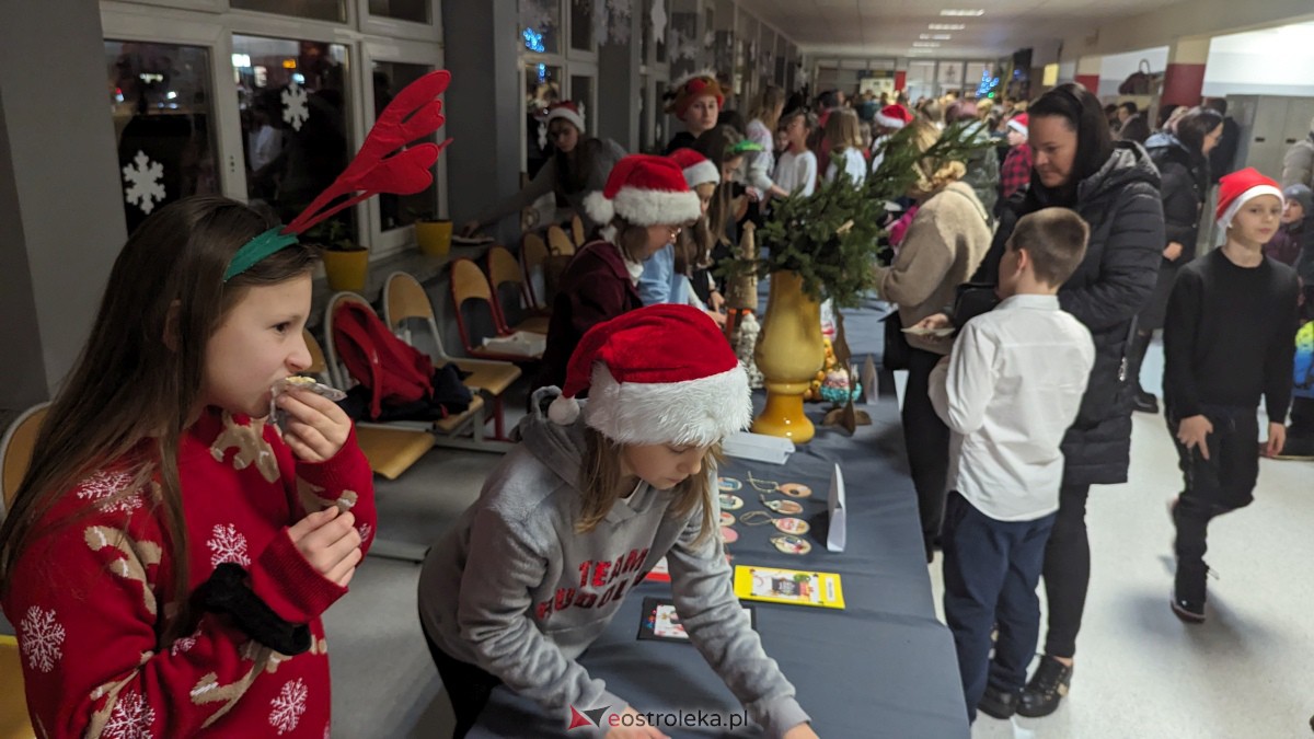 Kolędowanie i kiermasz świąteczny w SP nr 5 [14.12.2023] - zdjęcie #2 - eOstroleka.pl
