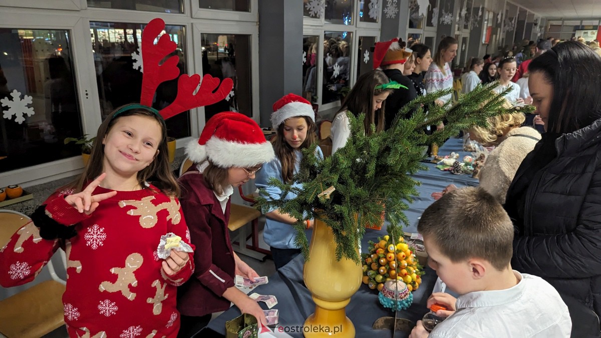 Kolędowanie i kiermasz świąteczny w SP nr 5 [14.12.2023] - zdjęcie #1 - eOstroleka.pl