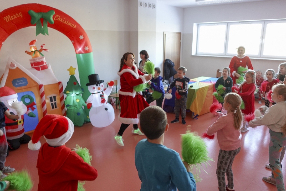 Święty Mikołaj przyniósł prezenty i radość do Szkoły Podstawowej w Lipnikach [15.12.2023] - zdjęcie #21 - eOstroleka.pl