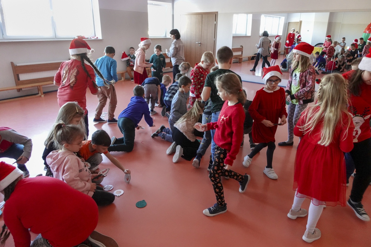 Święty Mikołaj przyniósł prezenty i radość do Szkoły Podstawowej w Lipnikach [15.12.2023] - zdjęcie #20 - eOstroleka.pl