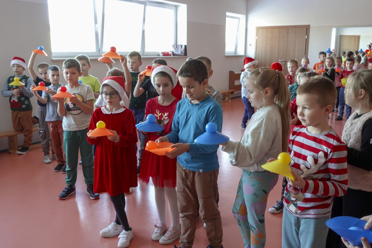 Święty Mikołaj przyniósł prezenty i radość do Szkoły Podstawowej w Lipnikach [15.12.2023] - zdjęcie #19 - eOstroleka.pl