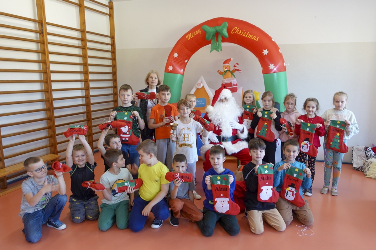 Święty Mikołaj przyniósł prezenty i radość do Szkoły Podstawowej w Lipnikach [15.12.2023] - zdjęcie #17 - eOstroleka.pl