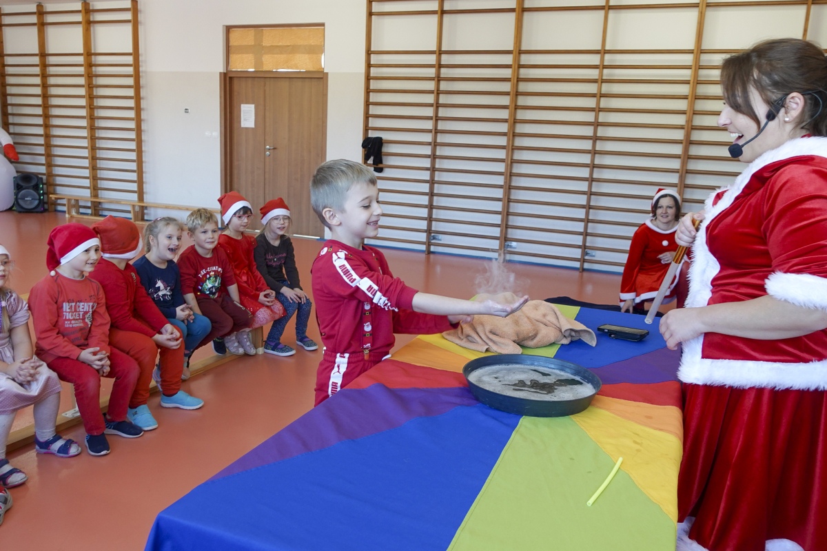 Święty Mikołaj przyniósł prezenty i radość do Szkoły Podstawowej w Lipnikach [15.12.2023] - zdjęcie #14 - eOstroleka.pl