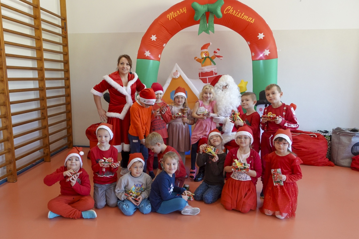 Święty Mikołaj przyniósł prezenty i radość do Szkoły Podstawowej w Lipnikach [15.12.2023] - zdjęcie #12 - eOstroleka.pl